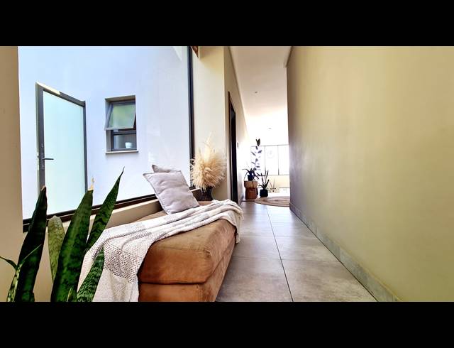 4 BEDROOM FREEHOLD FOR SALE IN SABLE HILLS